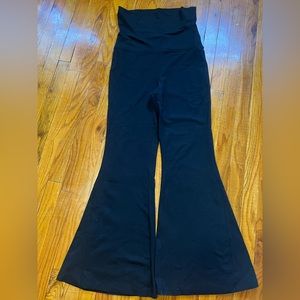 OFFLINE BY AERIE SUPER FLARE HI-RISE LEGGING. Color/black. Size:L